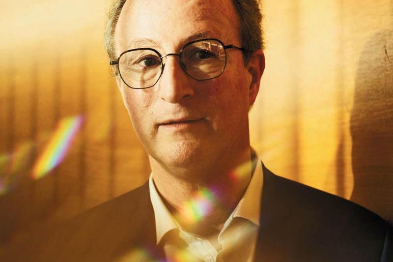 Un public captivé écoutant un concert de musiques d'amour françaises dans une salle de concert classique